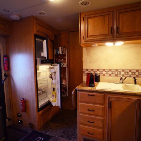 Luxury American Rv With Hot Tub West Chiltington 外观 照片