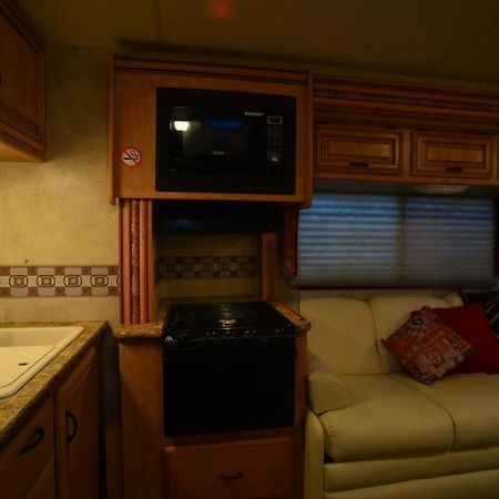 Luxury American Rv With Hot Tub West Chiltington 外观 照片
