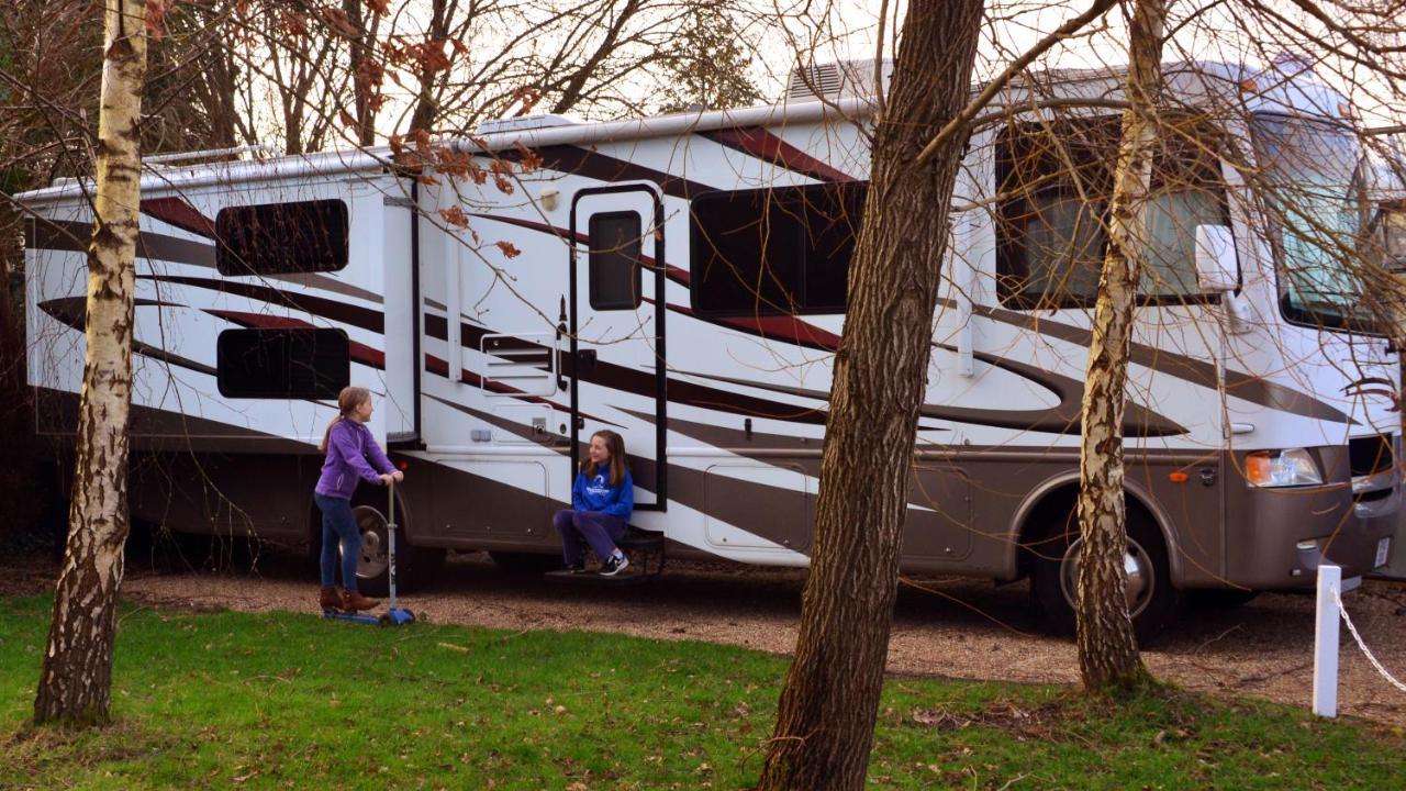 Luxury American Rv With Hot Tub West Chiltington 外观 照片