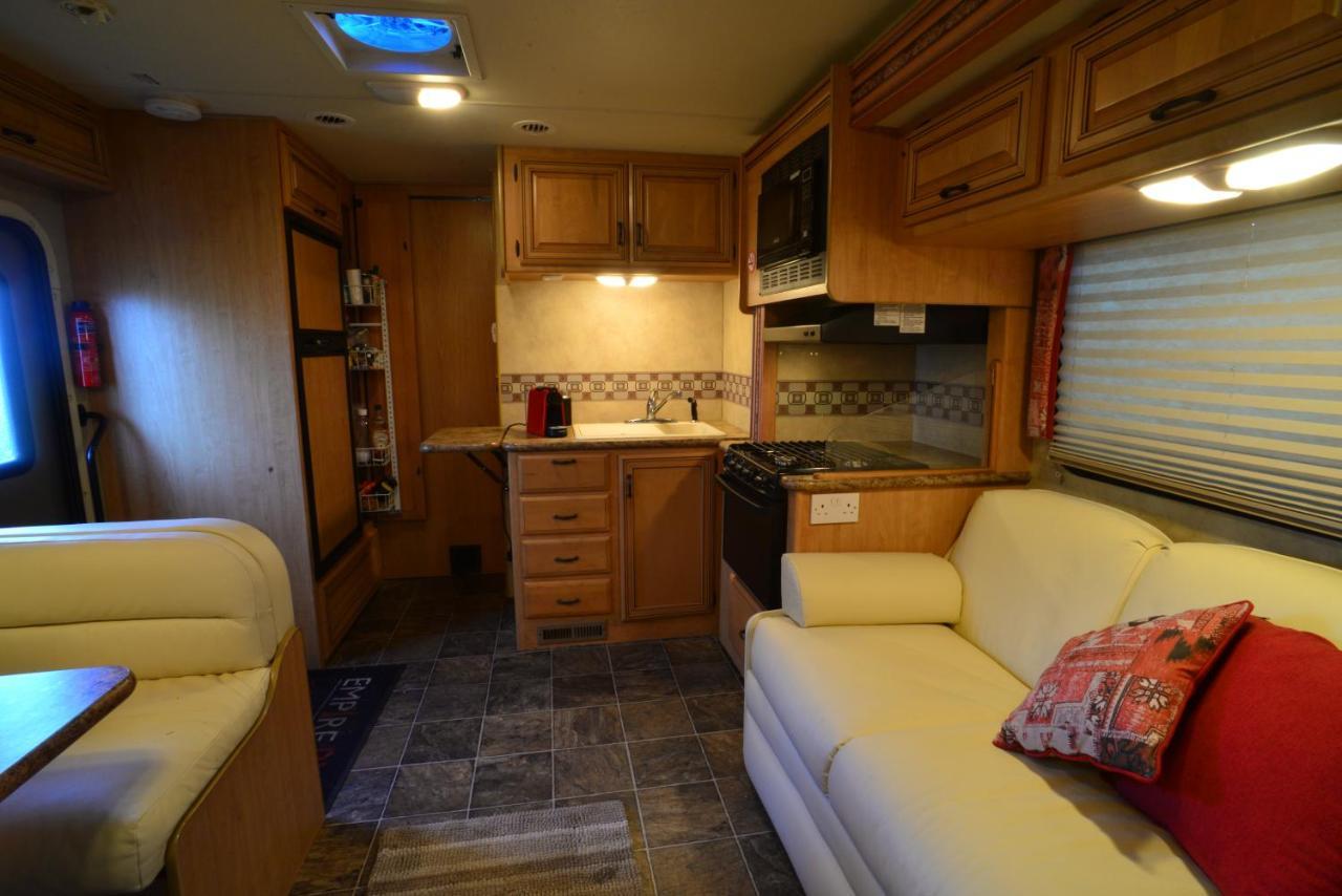 Luxury American Rv With Hot Tub West Chiltington 外观 照片