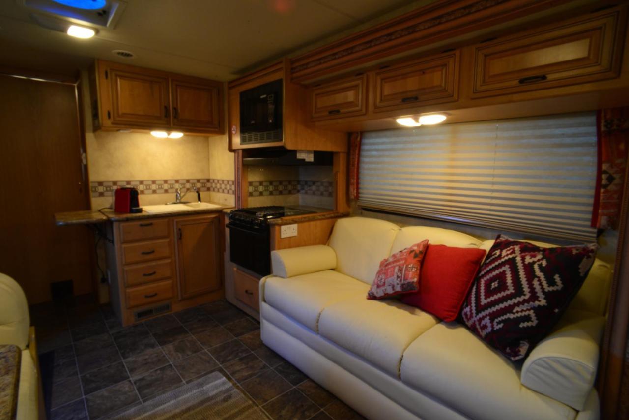 Luxury American Rv With Hot Tub West Chiltington 外观 照片