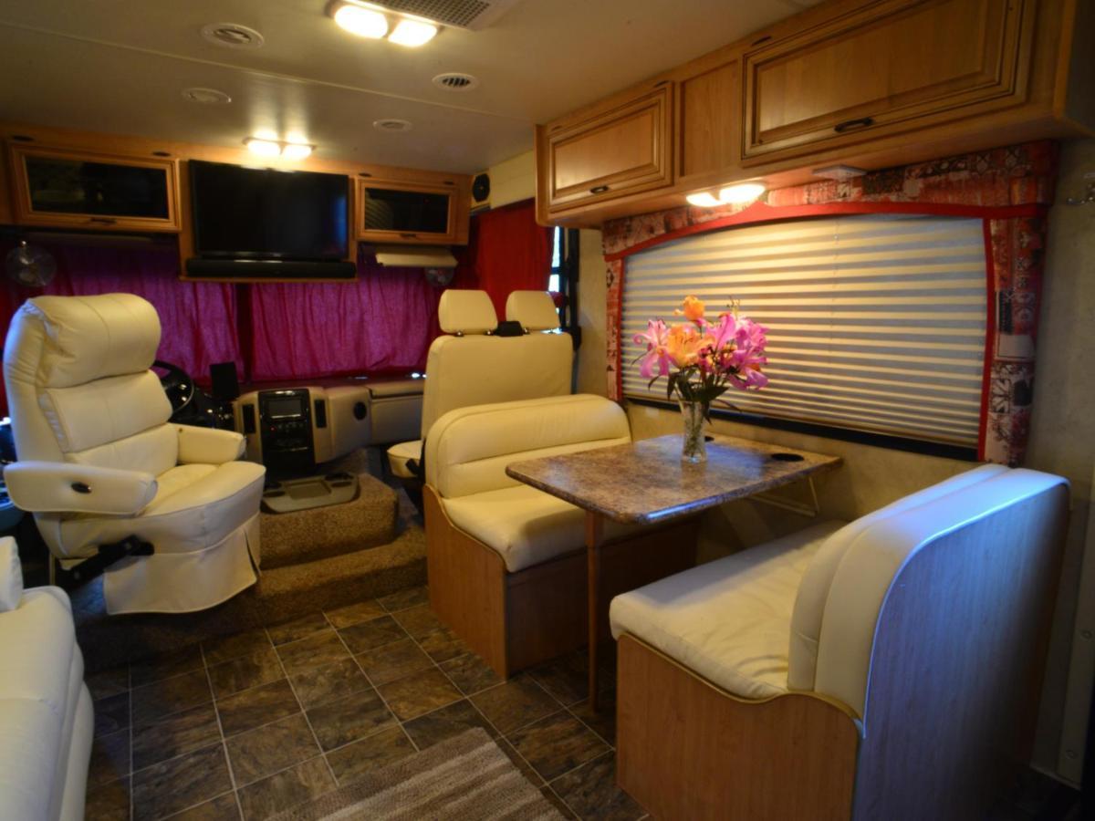 Luxury American Rv With Hot Tub West Chiltington 外观 照片