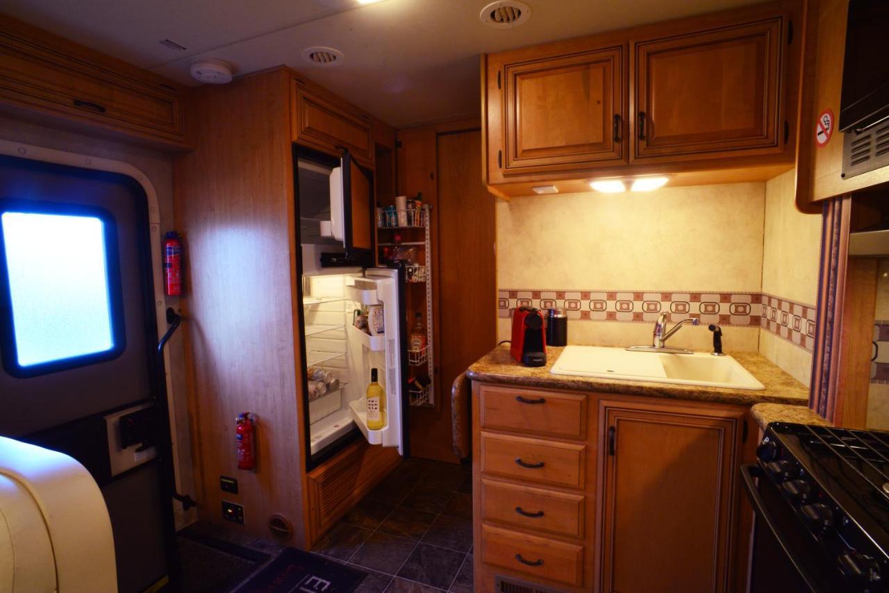 Luxury American Rv With Hot Tub West Chiltington 外观 照片