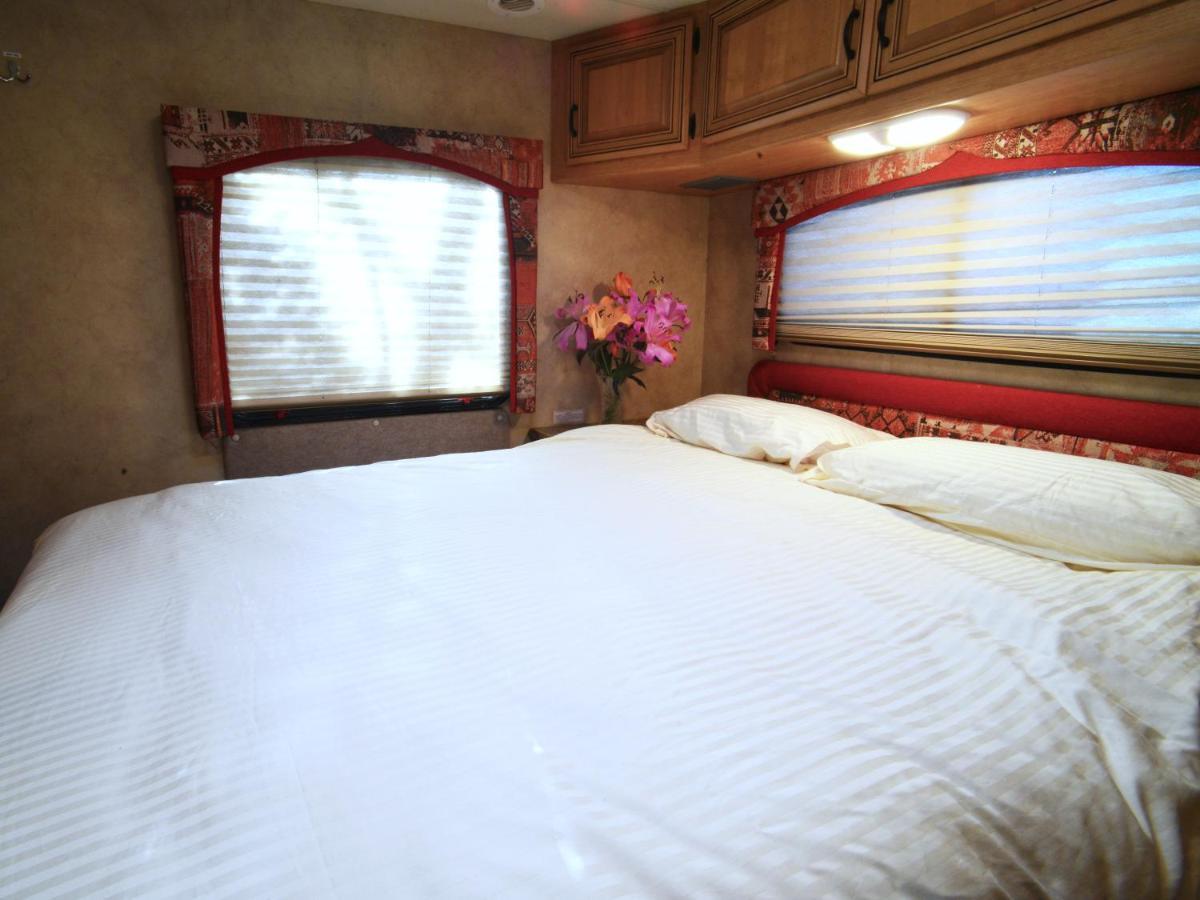Luxury American Rv With Hot Tub West Chiltington 外观 照片