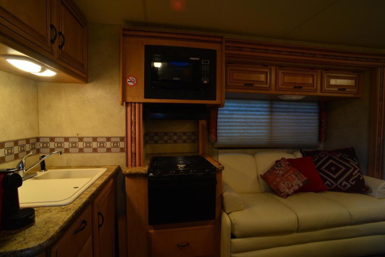 Luxury American Rv With Hot Tub West Chiltington 外观 照片