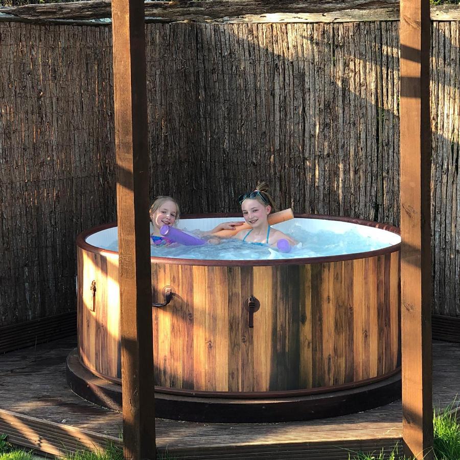 Luxury American Rv With Hot Tub West Chiltington 外观 照片